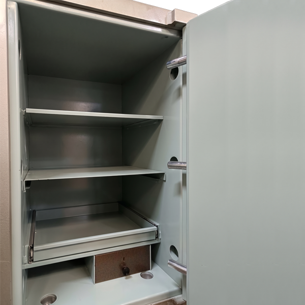 Pre-Used CMI Plate Door Safe No. SG130 - Interior View